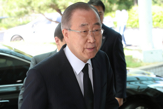 반기문 전 유엔사무총장이 2018년 고 구본무 LG그룹 회장 빈소로 조문하기 위해 들어가는 모습. 연합뉴스